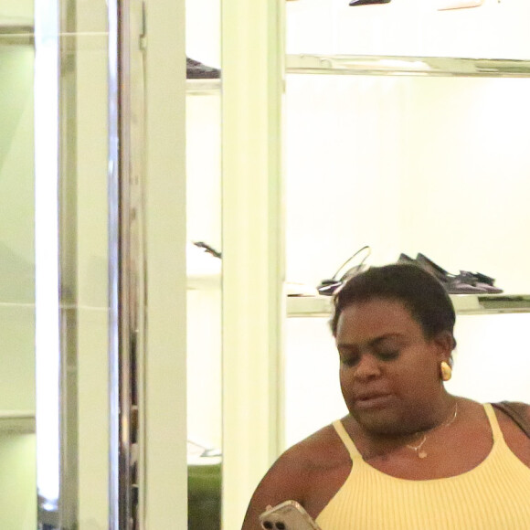 Jojo Todinho elege vestido amarelo para compras em shopping e evidencia silhueta mais magra 