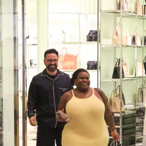 Jojo Todinho elege vestido amarelo para compras em shopping e evidencia silhueta mais magra 