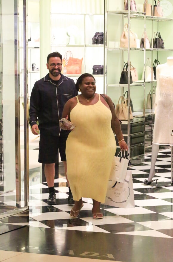 Jojo Todinho elege vestido amarelo para compras em shopping e evidencia silhueta mais magra 