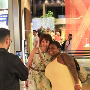 Jojo Todinho elege vestido amarelo para compras em shopping e evidencia silhueta mais magra 