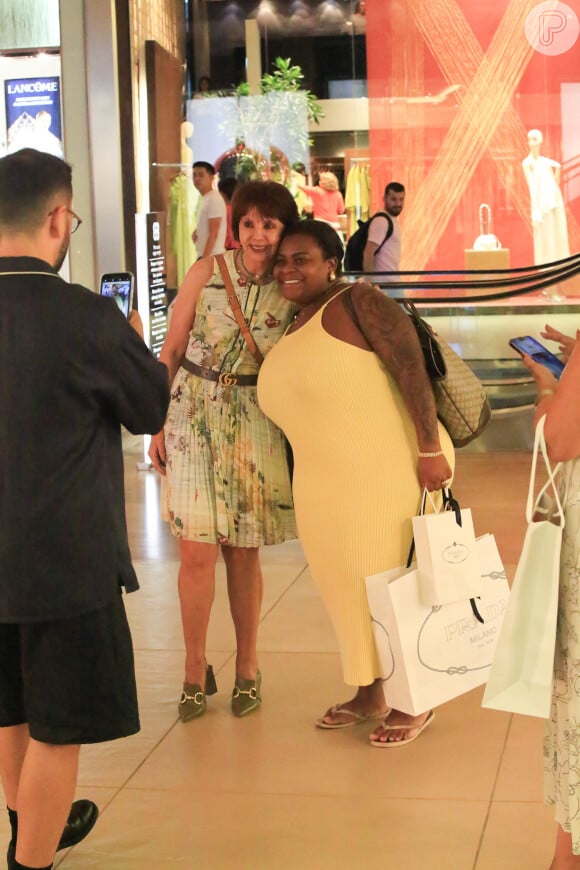 Jojo Todinho elege vestido amarelo para compras em shopping e evidencia silhueta mais magra 