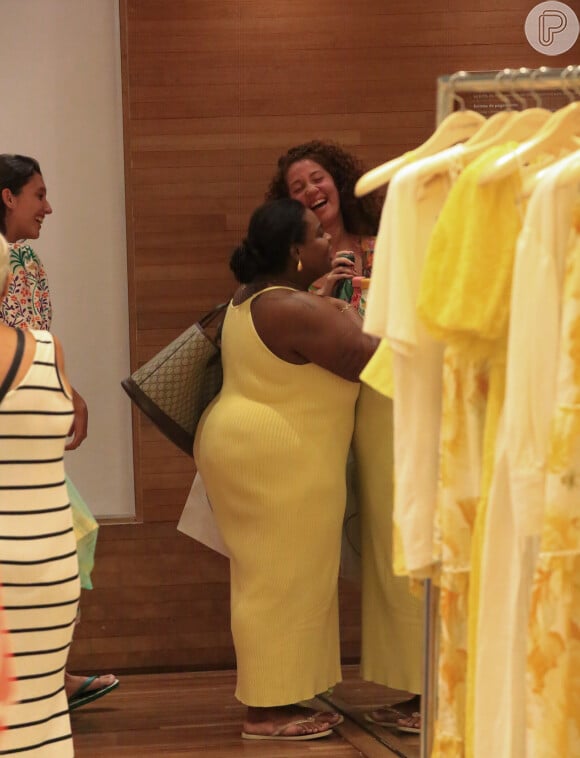 Jojo Todinho elege vestido amarelo para compras em shopping e evidencia silhueta mais magra 