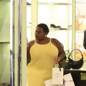 Jojo Todinho elege vestido amarelo para compras em shopping e evidencia silhueta mais magra 