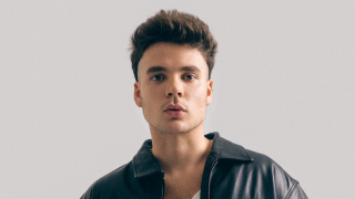 João Lucas troca gospel pelo pop em novo single, comenta polêmica de Priscilla e entrega influência de Sasha: 'Maior apoiadora'