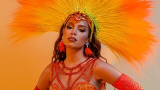 Fã pede para Anitta ficar com a mulher e cantora tem reação inesperada. Confira!