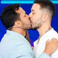 Beijo de Carlinhos Maia e Lucas Guimarães no SBT agita web e ataques vão também para Patricia Abravanel: 'Sem noção'