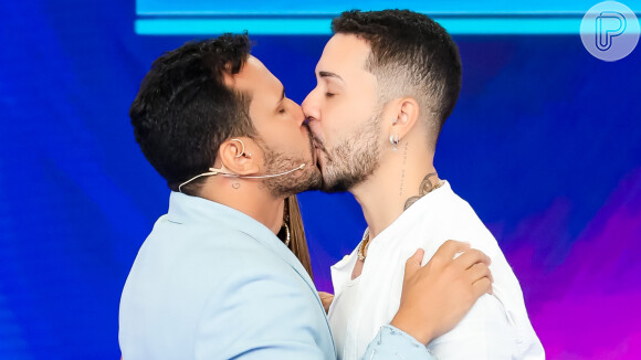 Beijo de Carlinhos Maia e Lucas Guimarães no SBT incomodou uma parte da web: 'Um programa familiar deste não deveria ter acontecido este beijo'