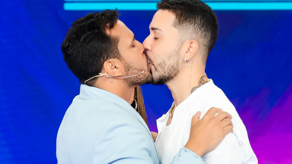 Beijo de Carlinhos Maia e Lucas Guimarães no SBT agita web e ataques vão também para Patricia Abravanel: 'Sem noção'