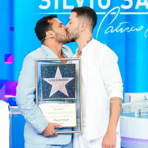 Beijo de Carlinhos Maia e Lucas Guimarães no SBT aconteceu após influencer e apresentador trocarem declarações de amor