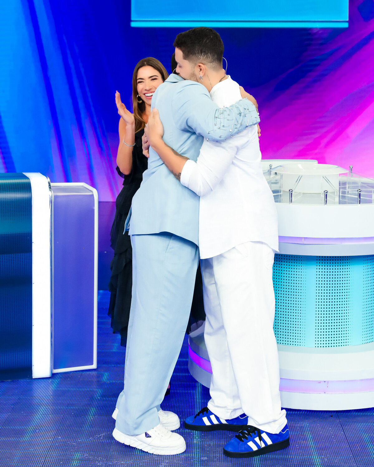 Foto: Beijo de Carlinhos Maia e Lucas Guimarães no 'Programa Silvio Foto: Beijo de Carlinhos Maia e Lucas Guimarães no 'Programa Silvio