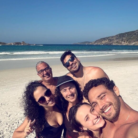 Após romper com os pais, Larissa Manoela afirmou que agora tem uma nova família, desta vez, escolhida pelo coração ao lado do noivo André Luiz Frambach