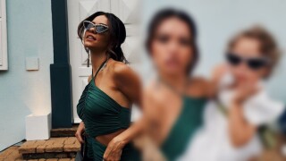 Vestido de madrinha verde: Talita Younan aposta com tudo em cor poderosa, modelo com fenda e sua filha rouba a cena. Fotos!