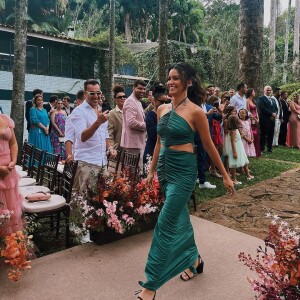 Vestido de madrinha verde: Talita Younan aposta com tudo em cor poderosa, modelo com fenda e sua filha rouba a cena