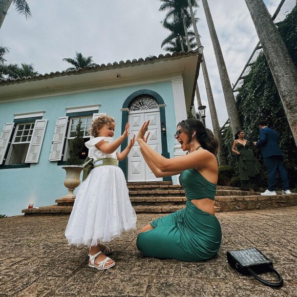 Vestido de madrinha verde: Talita Younan aposta com tudo em cor poderosa, modelo com fenda e sua filha rouba a cena