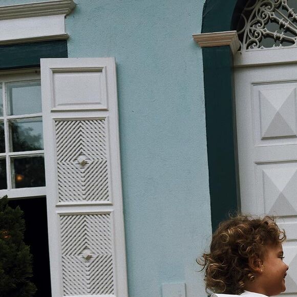 Vestido de madrinha verde: Talita Younan aposta com tudo em cor poderosa, modelo com fenda e sua filha rouba a cena