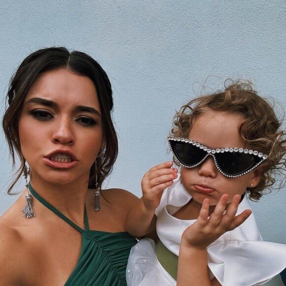 Vestido de madrinha verde: Talita Younan aposta com tudo em cor poderosa, modelo com fenda e sua filha rouba a cena