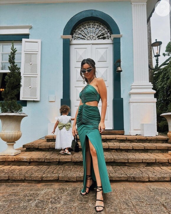 Vestido de madrinha verde: Talita Younan aposta com tudo em cor poderosa, modelo com fenda e sua filha rouba a cena