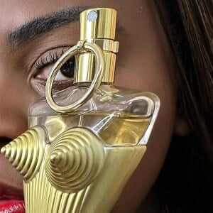 Jojo Todynho revelou em seu Instagram qual é seu perfume do momento, Gaultier Divine, de Jean Paul Gaultier