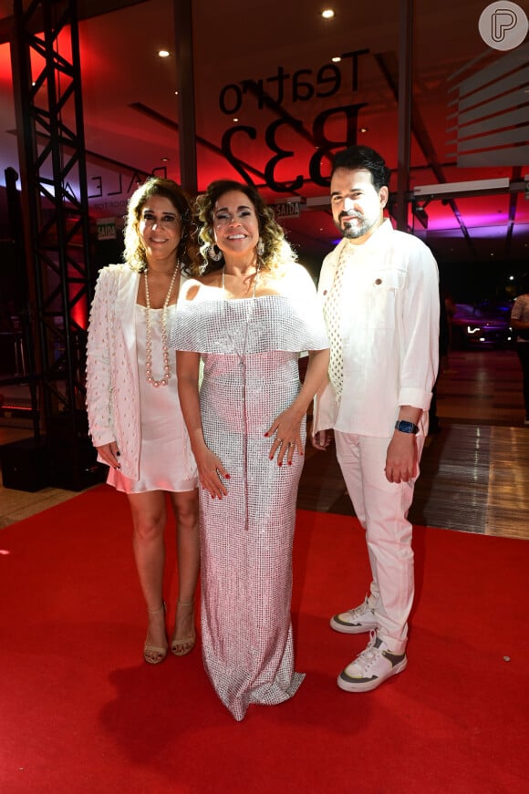 Branco e prata apareceram combinados nesse vestido usado por Daniela Mercury em aniversário de revista