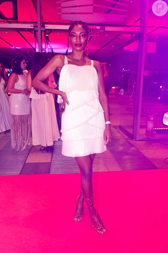 Combinar vestido branco com franjas foi escolha da ex-BBB Tina para evento