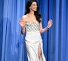 O vestido branco sem alças e com detalhes prateados foi usado por Anne Hathaway para programa de TV