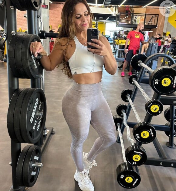 Viviane Araújo mostrou que está com os treinos na academia em uma nova publicação no Instagram