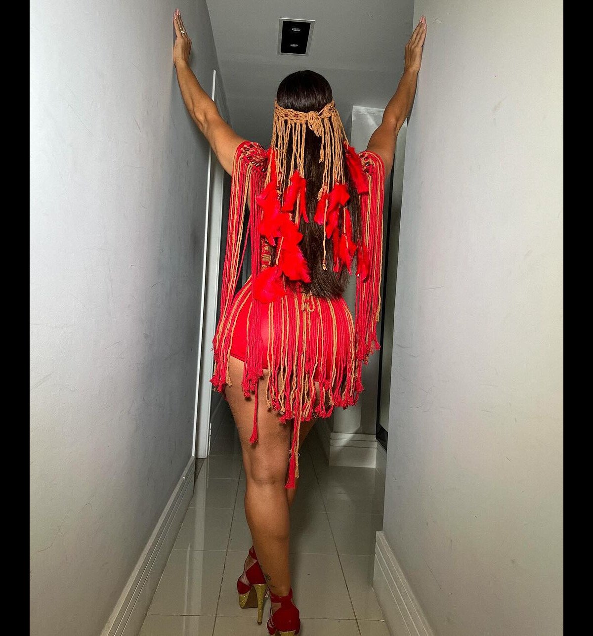 Foto Para a ocasião Viviane Araújo elegeu um look vermelho e bege com muito franjado Purepeople