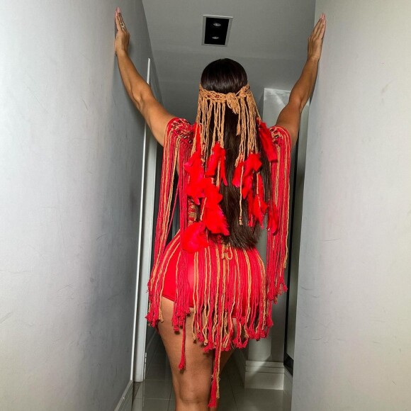 Para a ocasião, Viviane Araújo elegeu um look vermelho e bege com muito franjado