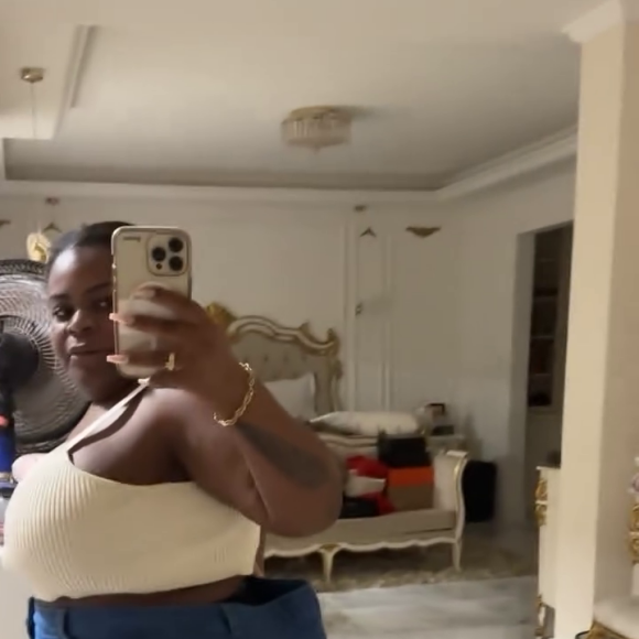 Jojo Todynho mostrou que o short jeans, de tamanho 54, já está bem largo nela