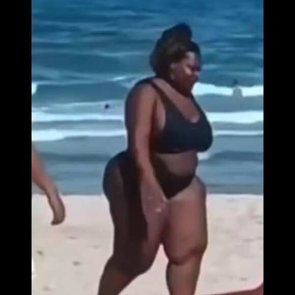 Jojo Todynho foi flagrada em praia com Renato Santiago