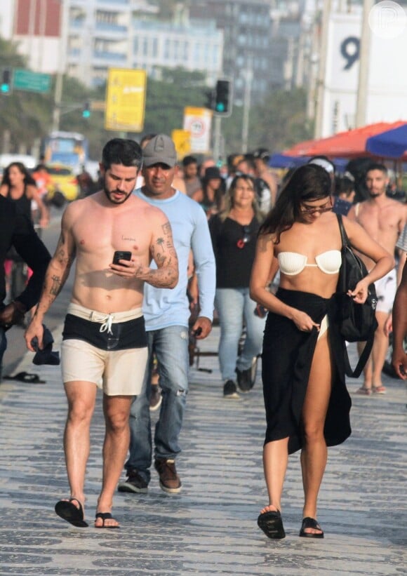Sophie Charlotte combinou biquíni de bojo meia taça com canga preta para gravar cenas da novela 'Renascer' em praia do Rio com Pedro Neschling