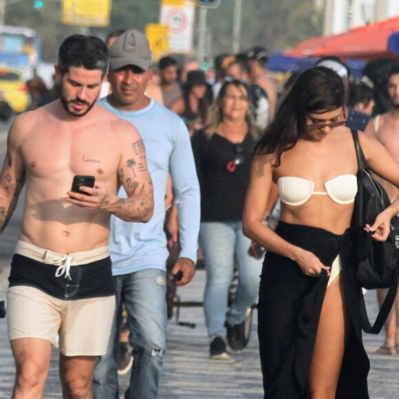 Sophie Charlotte combinou biquíni de bojo meia taça com canga preta para gravar cenas da novela 'Renascer' em praia do Rio com Pedro Neschling