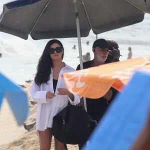 Sophie Charlotte se protegeu do sol no intervalo de gravação da novela 'Renascer' com auxílio de um funcionário da Globo