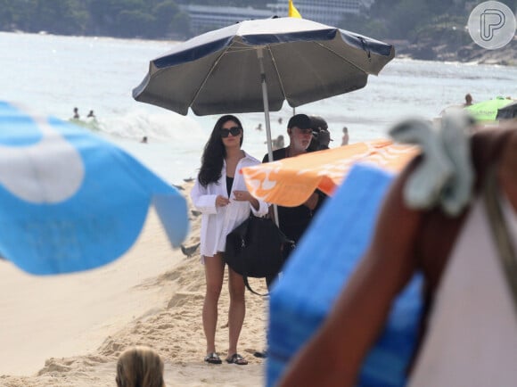 Sophie Charlotte se protegeu do sol no intervalo de gravação da novela 'Renascer' com auxílio de um funcionário da Globo