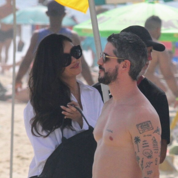 Sophie Charlotte e Pedro Neschling gravaram cena da novela 'Renascer' na praia de Ipanema, Zona Sul do Rio de Janeiro em 21 de dezembro de 2023