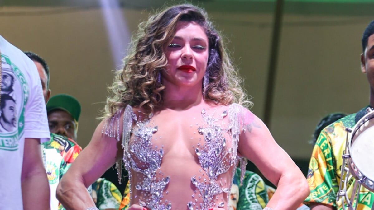 Foto: Fabíola Andrade se emocionou ao ser coroada rainha de bateria do  carnaval 2024 daMocidade Independente de Padre Miguel - Purepeople