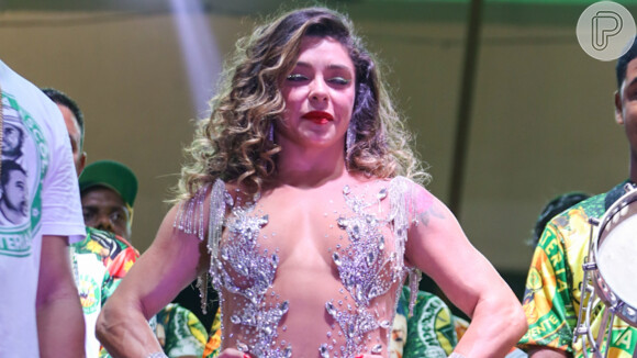 Fabíola Andrade se emocionou ao ser coroada rainha de bateria do carnaval 2024 daMocidade Independente de Padre Miguel