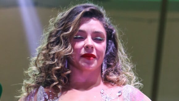 Com look prata e manta nude, Fabíola Andrade se emociona ao ser coroada rainha da Mocidade para o carnaval 2024. Fotos!