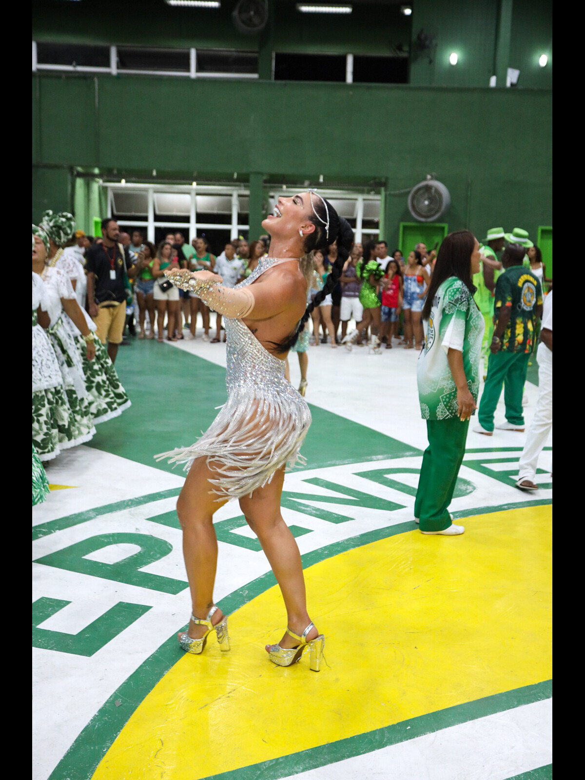 Foto: Coroação de Fabíola Andrade contou com a presença de Aline Mineiro,  musa da Mocidade - Purepeople