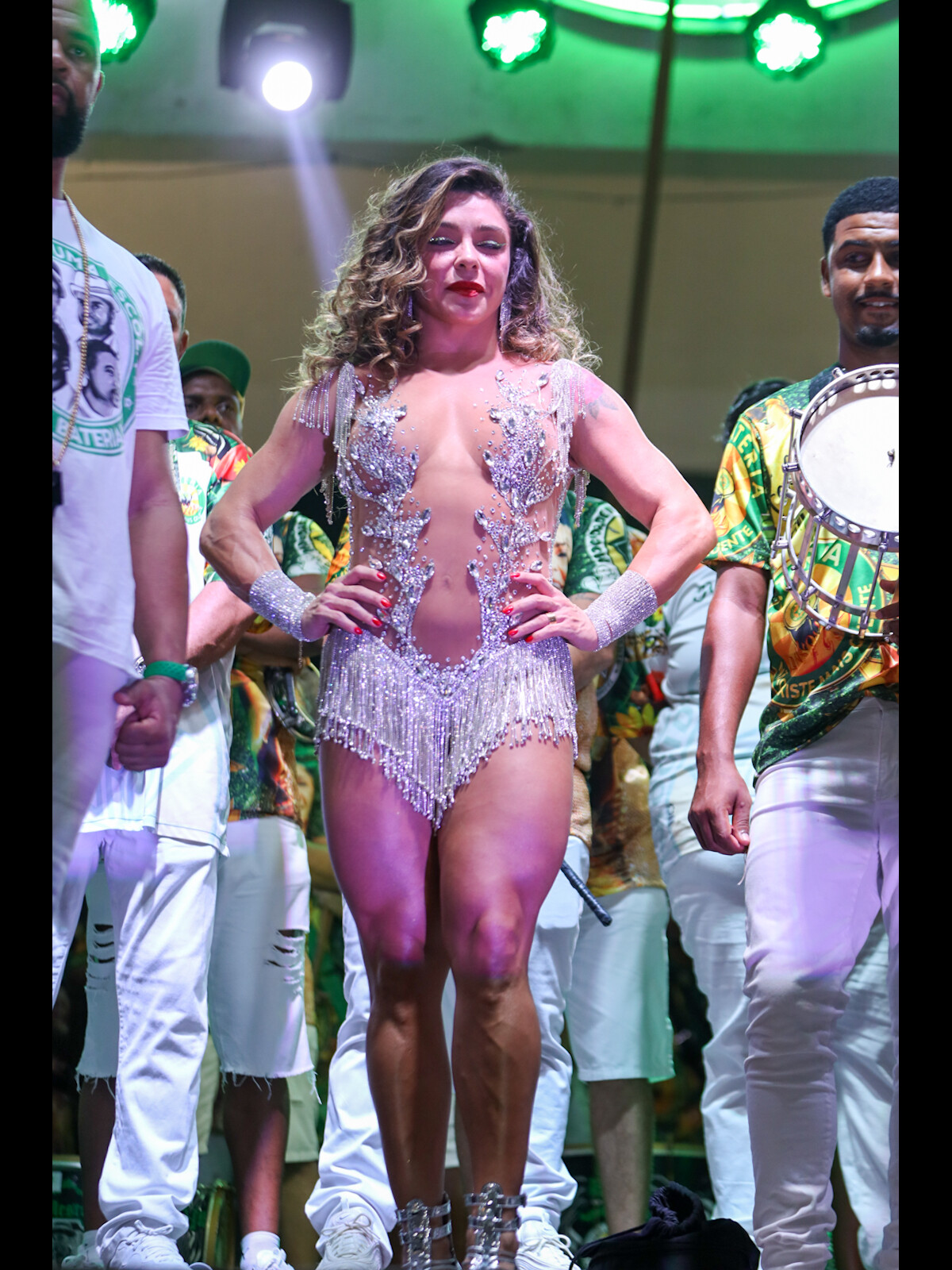 Foto: Fabíola Andrade não conteve a emoção ao ser coroada rainha de bateria  do carnaval 2024 da Mocidade Independente de Padre Miguel em 21 de dezembro  de 2023 - Purepeople