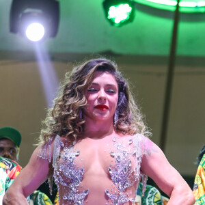 Fabíola Andrade não conteve a emoção ao ser coroada rainha de bateria do carnaval 2024 da Mocidade Independente de Padre Miguel em 21 de dezembro de 2023