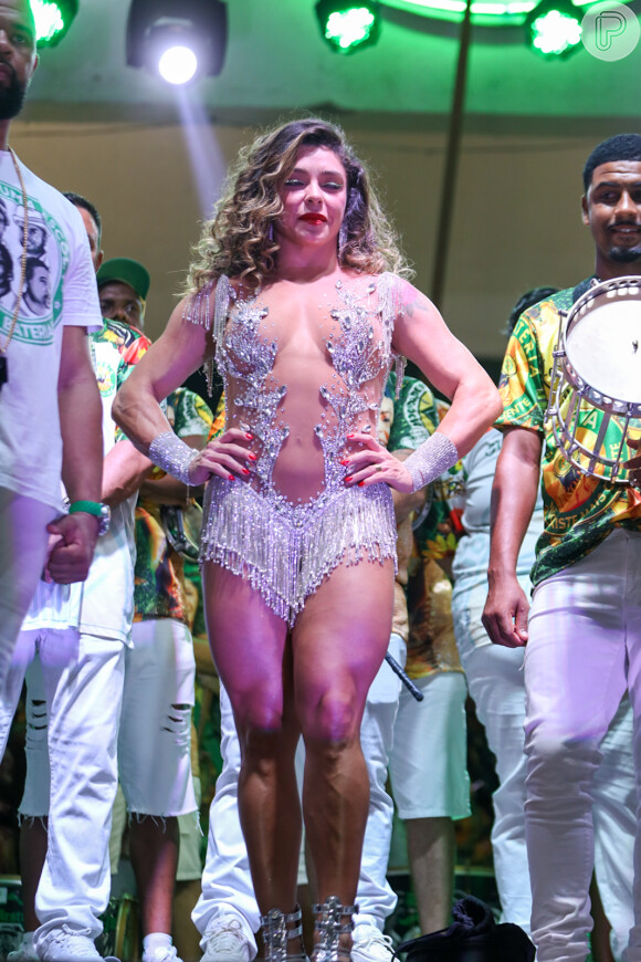 Fabíola Andrade não conteve a emoção ao ser coroada rainha de bateria do carnaval 2024 da Mocidade Independente de Padre Miguel em 21 de dezembro de 2023