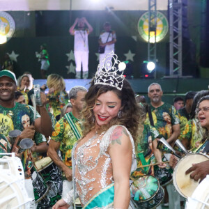 Fabíola Andrade mostrou muito samba no pé ao ser coroada rainha de bateria da Mocidade Independente de Padre Miguel