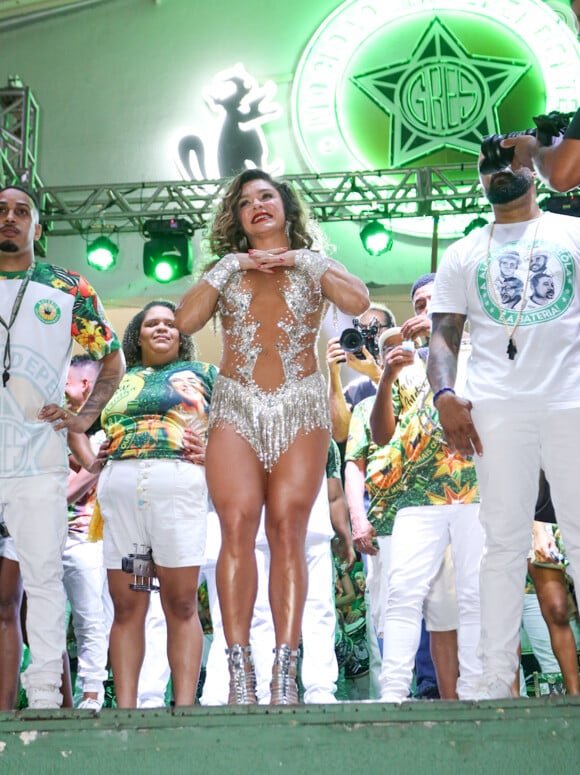 Fabíola Andrade usou vestido com manta nude para ser coroada rainha de bateria do carnaval 2024 da Mocidade Independente de Padre Miguel