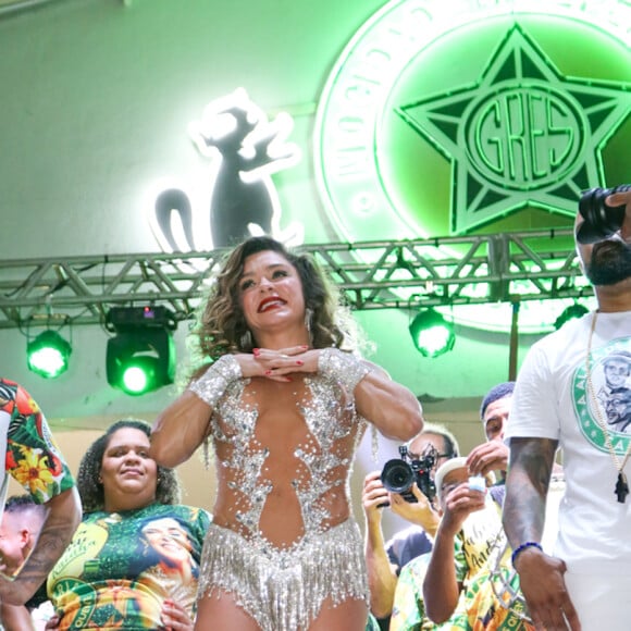 Fabíola Andrade usou vestido com manta nude para ser coroada rainha de bateria do carnaval 2024 da Mocidade Independente de Padre Miguel