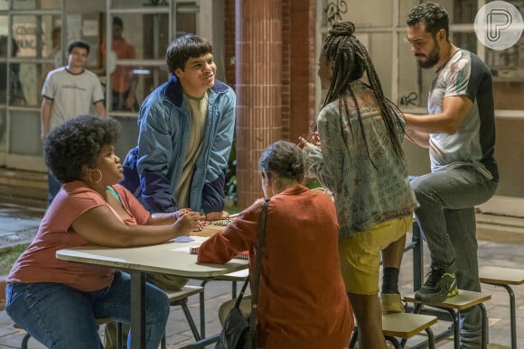 Adanilo é Anuiá na série Segunda Chmada do Globoplay. Na foto, o ator ao lado de Antonia ( Jeniffer Dias ) e Jociane ( Fabiana Pimenta ), Vander ( Rui Ricardo Diaz ) e Jackson ( Ariclenes Barroso ).