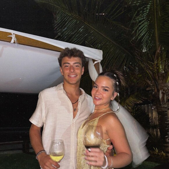 Mel Maia e o novo namorado, o surfista João Maria Pereira, foram aprovados na web