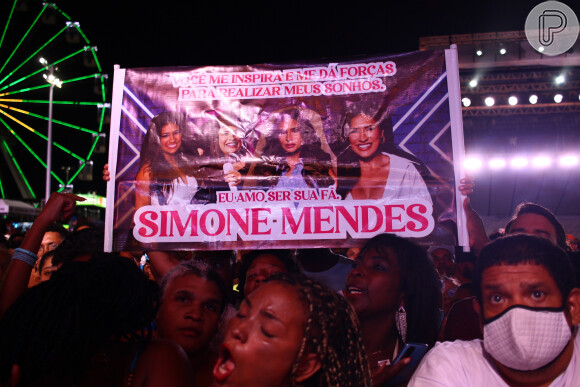 Fãs de Simone Mendes fizeram homenagens à cantora em show no festival Virada Salvador