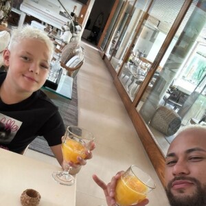 Filho de Neymar, Davi Lucca exibiu machucado perto do olho após acidente e web não perdoou: 'O cai-cai vem de berço'