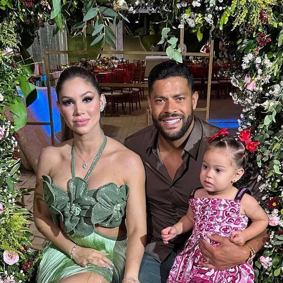 Filha de Hulk e Camila Ângelo tem 1 ano e 8 meses 